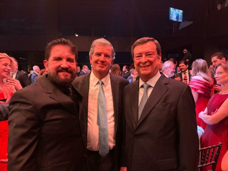 Zacarias Pagnanelli, apresentador do programa Cartão de Visita, participa de jantar da Apamagis e encontra principais autoridades do Judiciário paulista