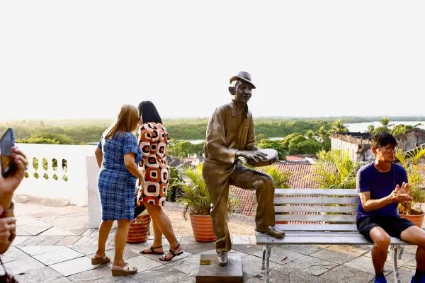 Monumento em homenagem ao "Rei do Ritmo" foi restaurado e ganha novo espaço após repetidos atos de vandalismo na Praça Rio Branco