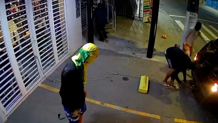 Loja de roupas é alvo de criminosos durante a madrugada em Mandacaru, em João Pessoa