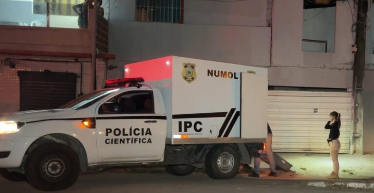 Vítima havia acabado de descer de uma corrida de moto por aplicativo; outra pessoa foi atingida por um tiro de raspão