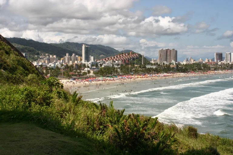 Homem cai de paraglider no mar próximo ao Morro do Maluf em Guarujá