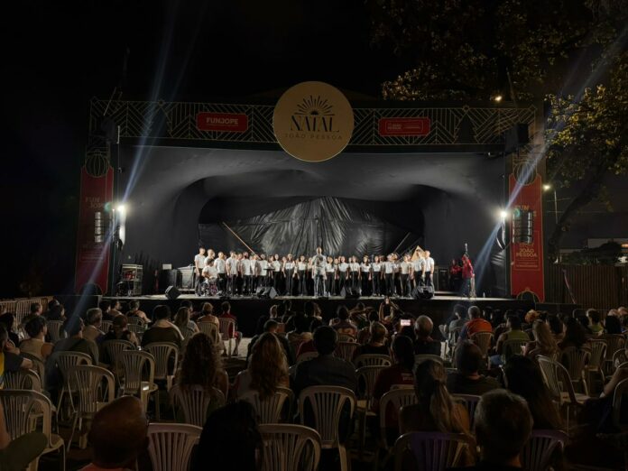 A partir das 18h, o público acompanha a apresentação do Coro Infantil da Paraíba, , regido pelo maestro João Alberto Gurgel