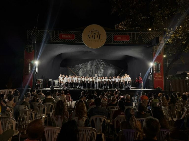 A partir das 18h, o público acompanha a apresentação do Coro Infantil da Paraíba, , regido pelo maestro João Alberto Gurgel