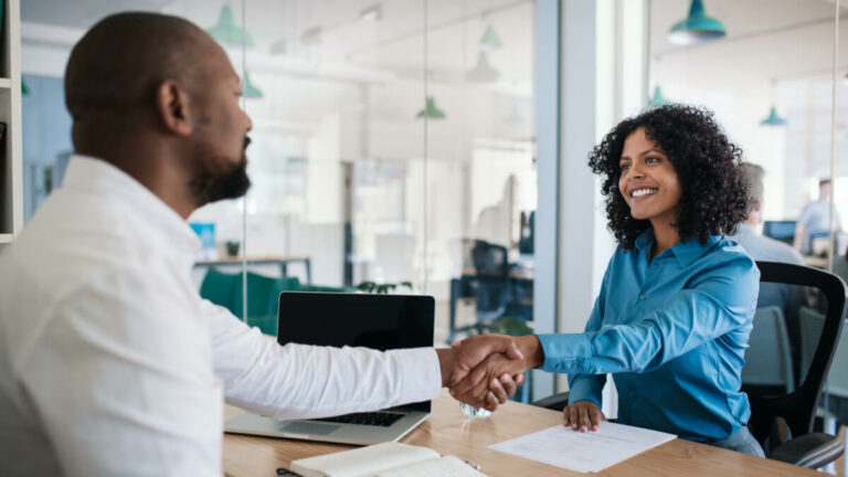 Contratações de fim de ano aquecem o mercado e reforçam papel estratégico do RH