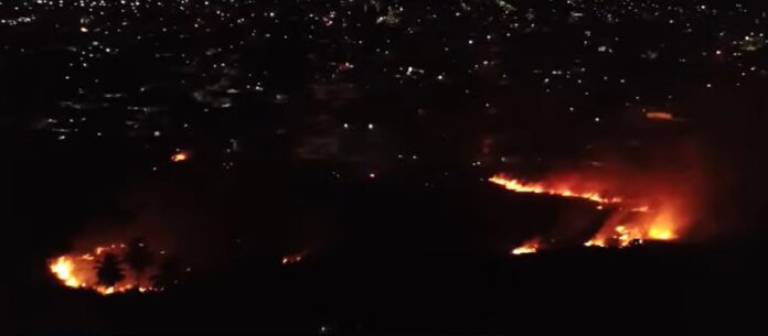 Incêndio em área de fábrica atinge casas vizinhas e assusta moradores durante a noite