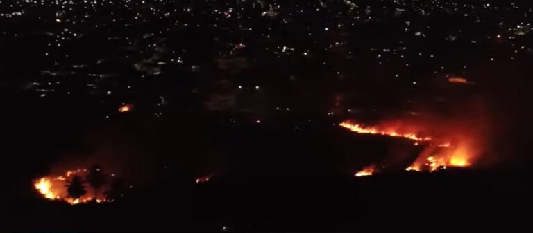 Incêndio em área de fábrica atinge casas vizinhas e assusta moradores durante a noite