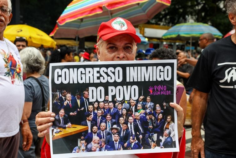 Manifestantes ocupam a Avenida Paulista, na capital paulista, para protestar contra o Congresso Nacional por causa da aprovação do Projeto de Lei (PL) da Dosimetria | Rovena Rosa/Agência Brasil