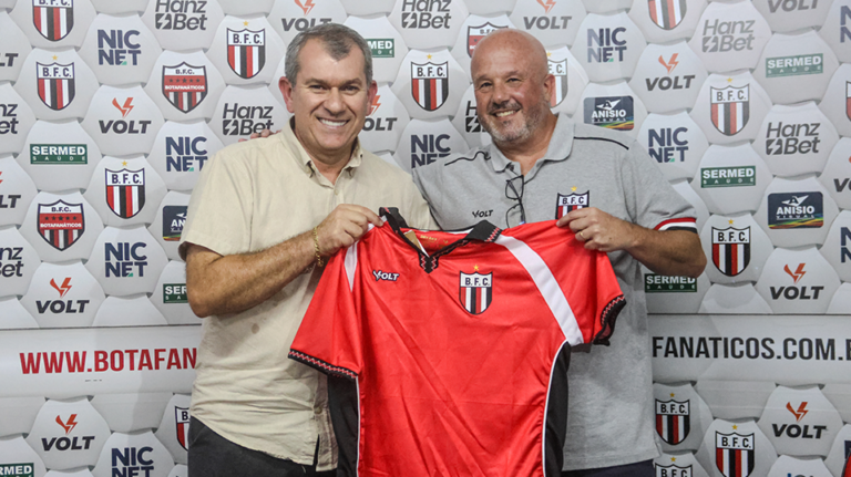 Agora vai? Novo treinador vê Botafogo em outro patamar para 2026