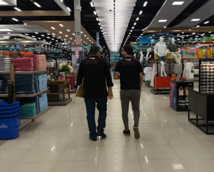 Procon-JP autua 29 estabelecimentos e notifica mais de 50 lojas durante plantão Black Friday