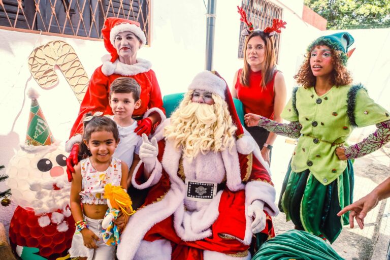 O espírito natalino tomou conta da Associação Paraibana de Doenças Raras (Aspador) na manhã desta sexta-feira (5), quando o Papai Noel, acompanhado da Mamãe Noel e de uma ajudante gnomo, levou alegria para crianças e famílias atendidas pela instituição no bairro Castelo Branco.
