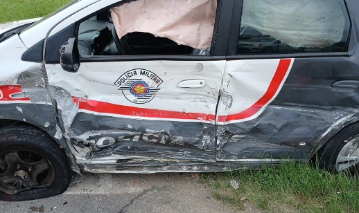 Viatura da PM é atingida por carro que tentou realizar manobras para fugir de colisão
