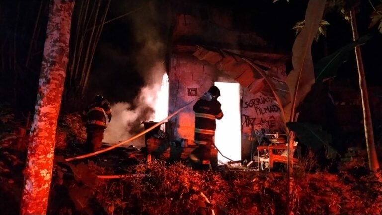 Incêndio atinge casa abandonada em Caraguatatuba e mobiliza Corpo de Bombeiros
