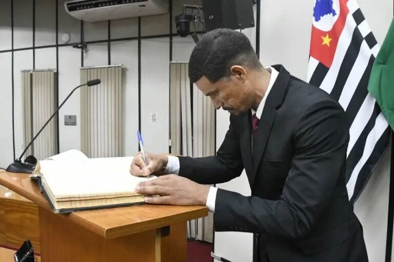 Suplente toma posse e ocupará gabinete de Bigodini por 180 dias