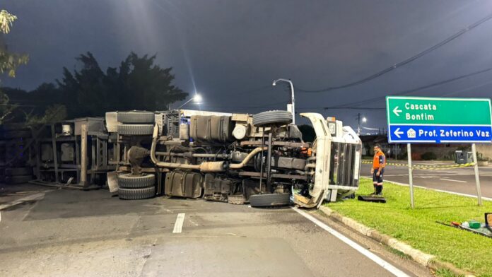 Caminhão tomba em Paulínia e permanece no local por mais de um dia aguardando remoção