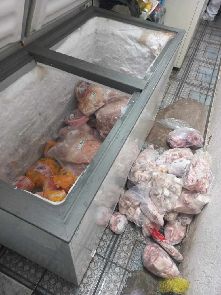 Vigilância Sanitária descarta mais de 720 kg de alimentos impróprios em açougue de Americana