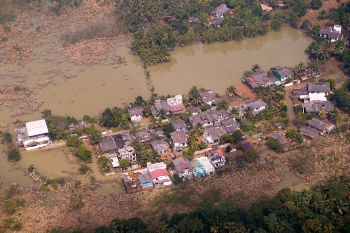 Vista aérea de casas submersas em uma área inundada causada por fortes chuvas após o ciclone Ditwah em Niyamgamdora, Sri Lanka | REUTERS/Akila Jayawardena