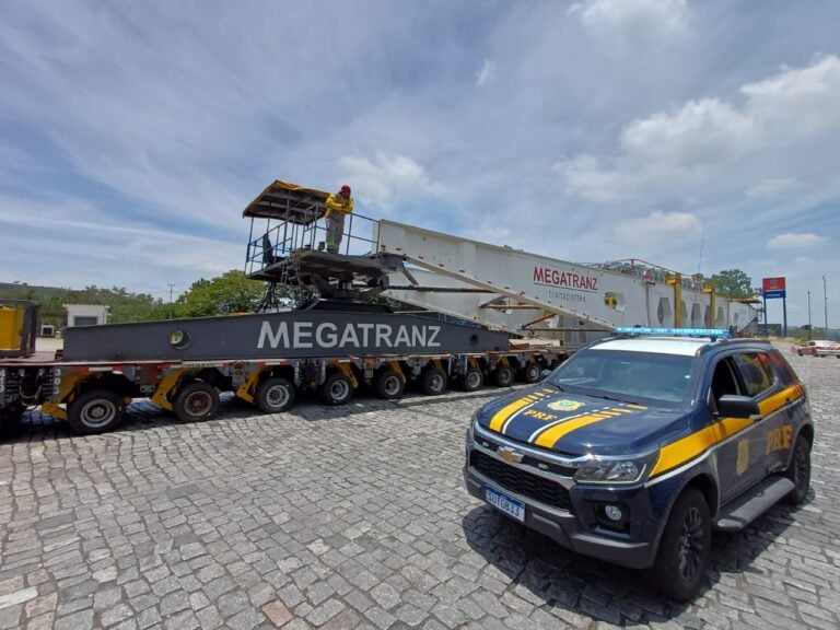 Carga superdimensionada de mais de 600 toneladas volta a trafegar pela Dutra, no Vale, nesta quinta (4)