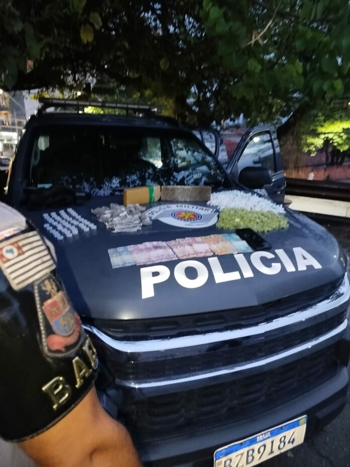 Policiais aprenderam cocaína, dry e maconha, além de dinheiro, celular e moto Policiais aprenderam cocaína, dry e maconha, além de dinheiro, celular e moto