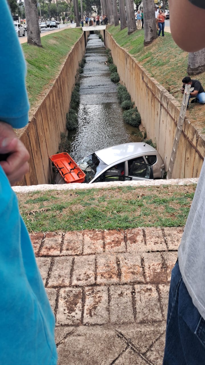 VÍDEO: Carro cai em córrego na Avenida Brasil em Americana