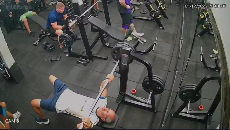 Vítima, identificada como Ronald José Salvador Montenegro, estava se exercitando no momento em que foi atingida pela barra na região do tórax | Foto: Reprodução