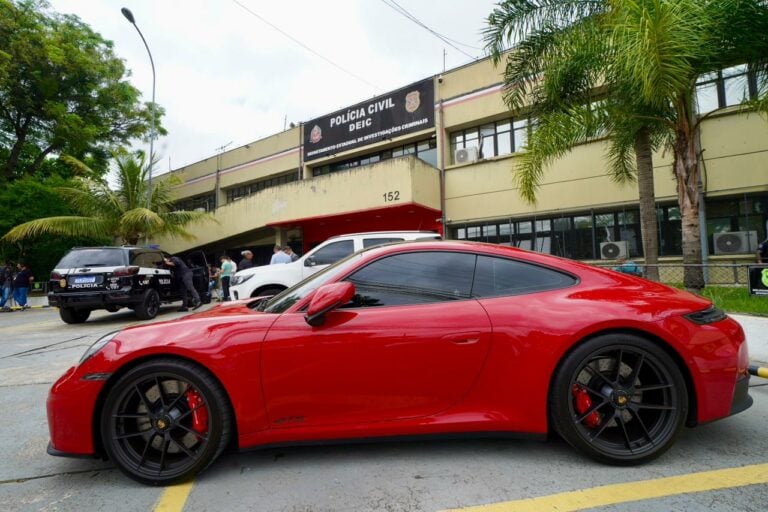 A polícia apreendeu um Audi RS6 avaliado em R$ 950 mil, além de modelos da Porsche como Macan, de R$ 400 mil, Cayenne, cerca de R$ 1 milhão, Taycan, R$ 800 mil, e um Carrera Stuttgart, estimado em R$ 1,5 milhão Foto: Divulgação/Governo de SP