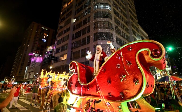 Parada de Natal toma conta da Avenida Glicério neste sábado em Campinas