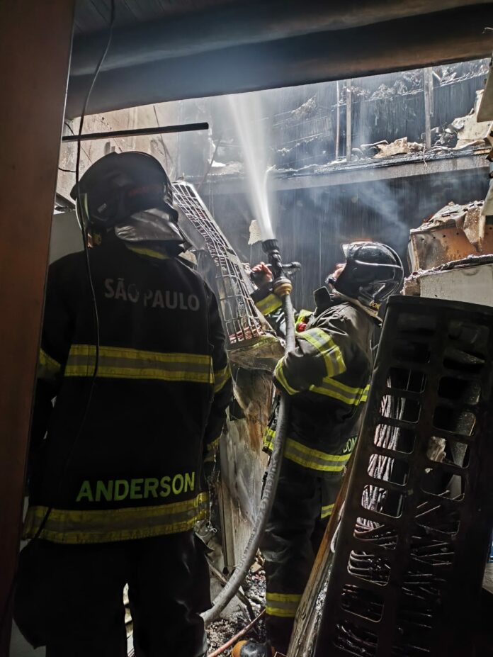 Restaurante pega fogo no centro de Caraguatatuba