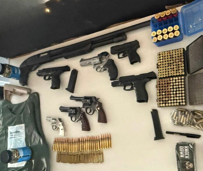 Polícia encontra arsenal com oito armas e 1,8 mil munições em cofre de casa em Campinas Polícia encontra arsenal com oito armas e 1,8 mil munições em cofre de casa em Campinas