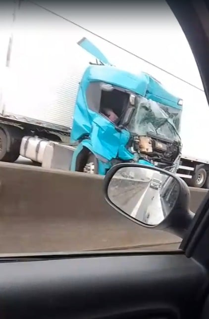 Acidente com carreta bloqueia totalmente a Dutra em Pindamonhangaba