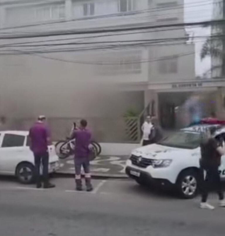 Carro pega fogo dentro de garagem em prédio no Gonzaga