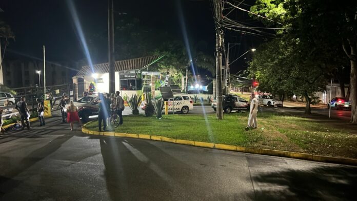 Homem é baleado enquanto andava em rua da zona leste de São José Homem é baleado enquanto andava em rua da zona leste de São José