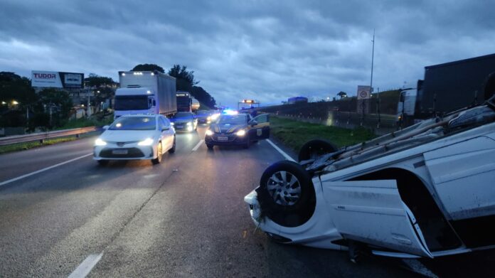 Carro capota e interdita a Dutra em São José Carro capota e interdita a Dutra em São José