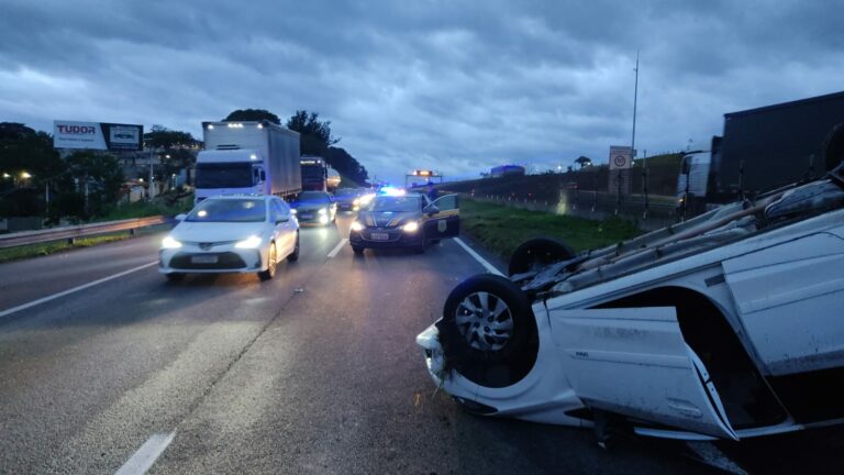 Carro capota e interdita a Dutra em São José