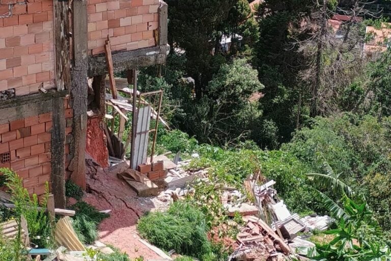 Deslizamento de terra atinge casa e homem morre soterrado em Campos do Jordão