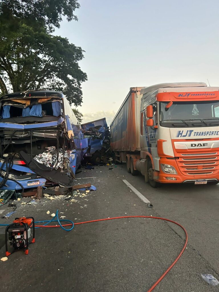 Acidente com seis veículos deixa um morto e interdita a Dutra em Taubaté