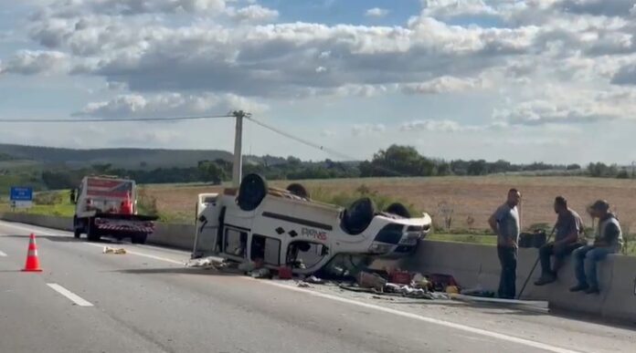 Kombi capota e deixa um ferido na Carvalho Pinto, em Caçapava Kombi capota e deixa um ferido na Carvalho Pinto, em Caçapava