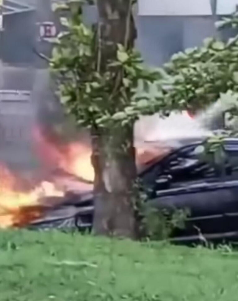 Incêndio atinge parte da frente de veículo em avenida de São Vicente