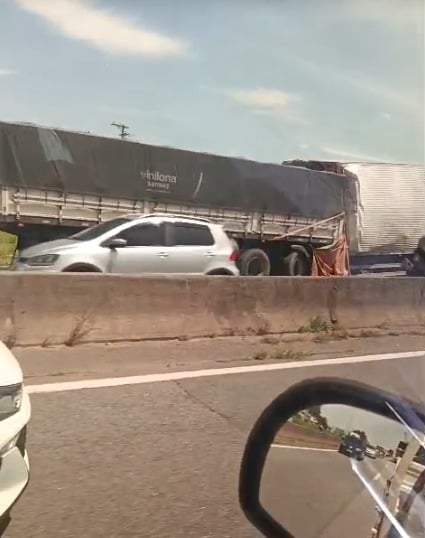 Colisão entre carretas deixa um morto e causa interdição parcial na Dutra em Pindamonhangaba