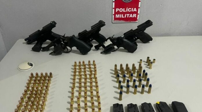 O material foi localizado durante patrulhamento tático realizado por equipes da Força Tática e do Coordenador de Policiamento do 7º Batalhão