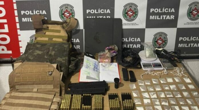 De acordo com a PM, o material pertence a um grupo suspeito de atuar na região. Os envolvidos fugiram ao pular muros de residências