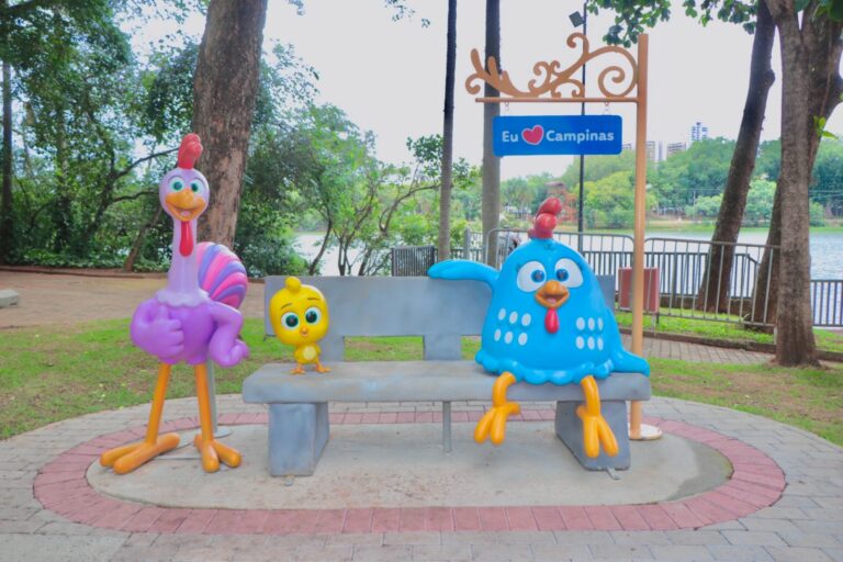 Estátua da Galinha Pintadinha retorna ao Parque Taquaral após restauro
