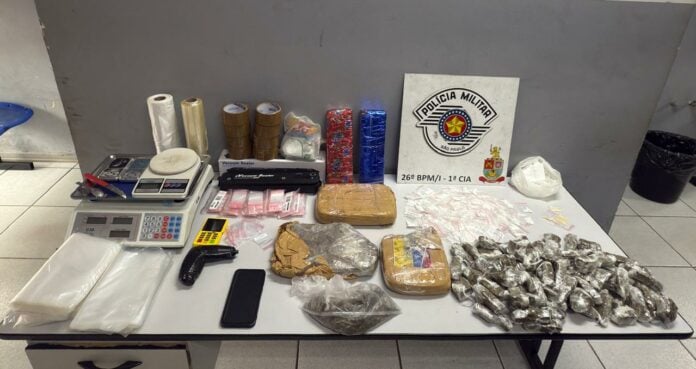 Polícia descobre quarto de pousada usado como centro de tráfico de drogas