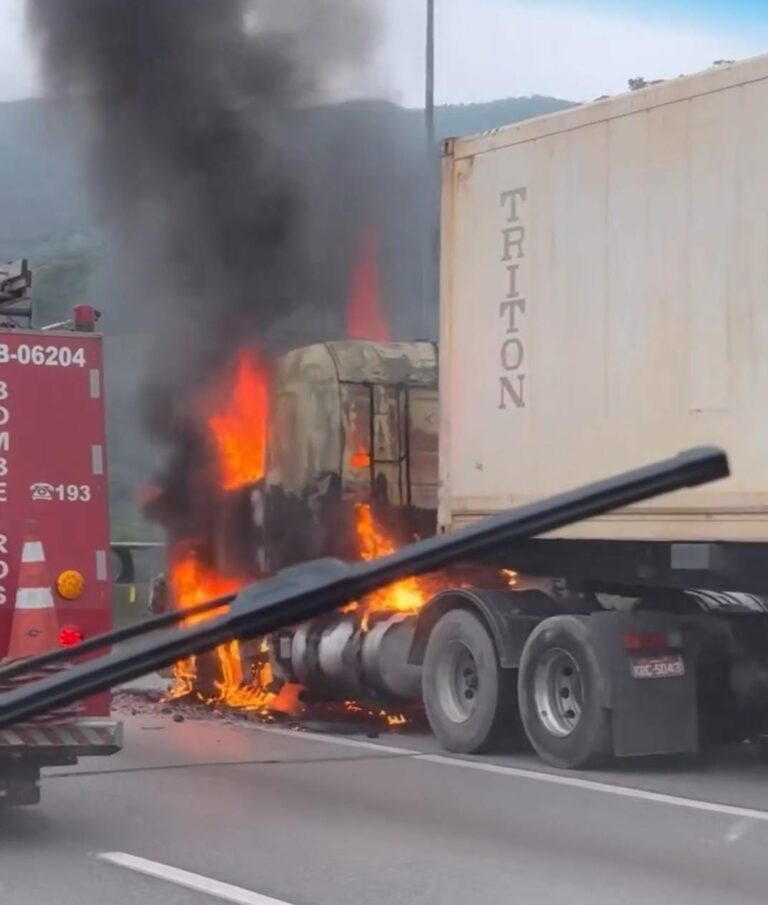 Caminhão pega fogo na Rodovia dos Imigrantes em Cubatão