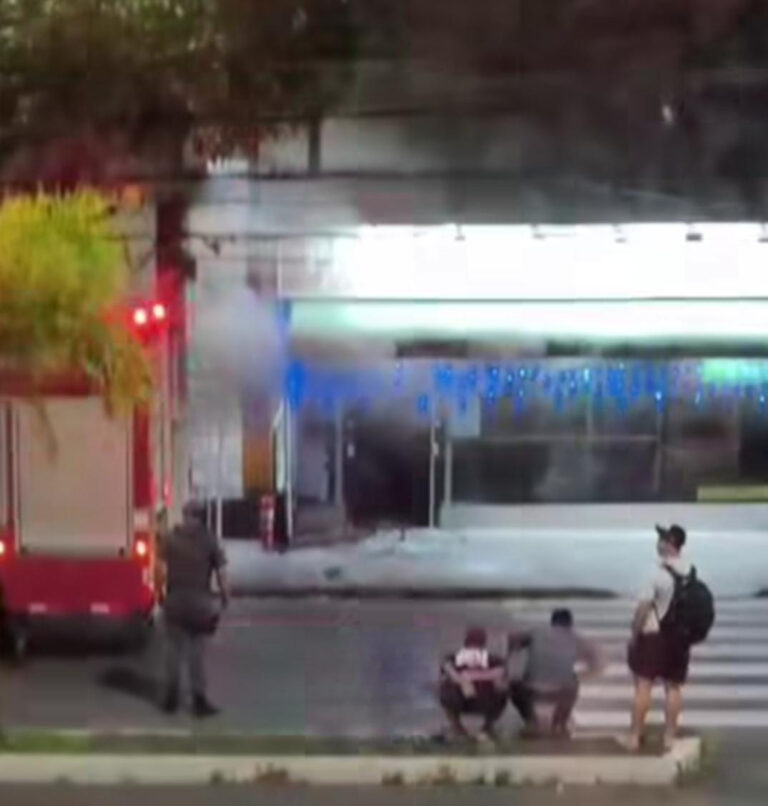 Loja de produtos naturais e atingida por incêndio em Santos