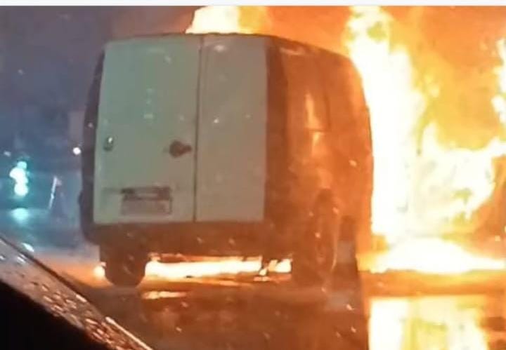 Incêndio atinge veículo na rodovia SP-55, em Caraguatatuba