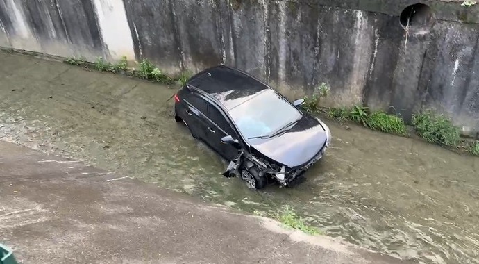 Carro cai em córrego e deixa duas mulheres feridas em São José dos Campos