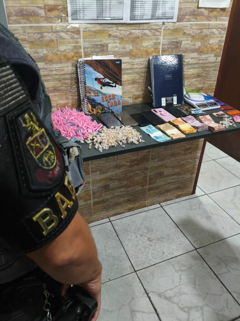 BAEP prende procurado da Justiça e apreende quatro adolescentes por tráfico em Roseira