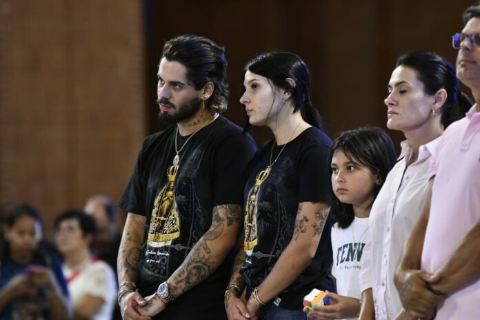 Ana Castela e Zé Felipe visitam o Santuário Nacional de Aparecida e participam de missa