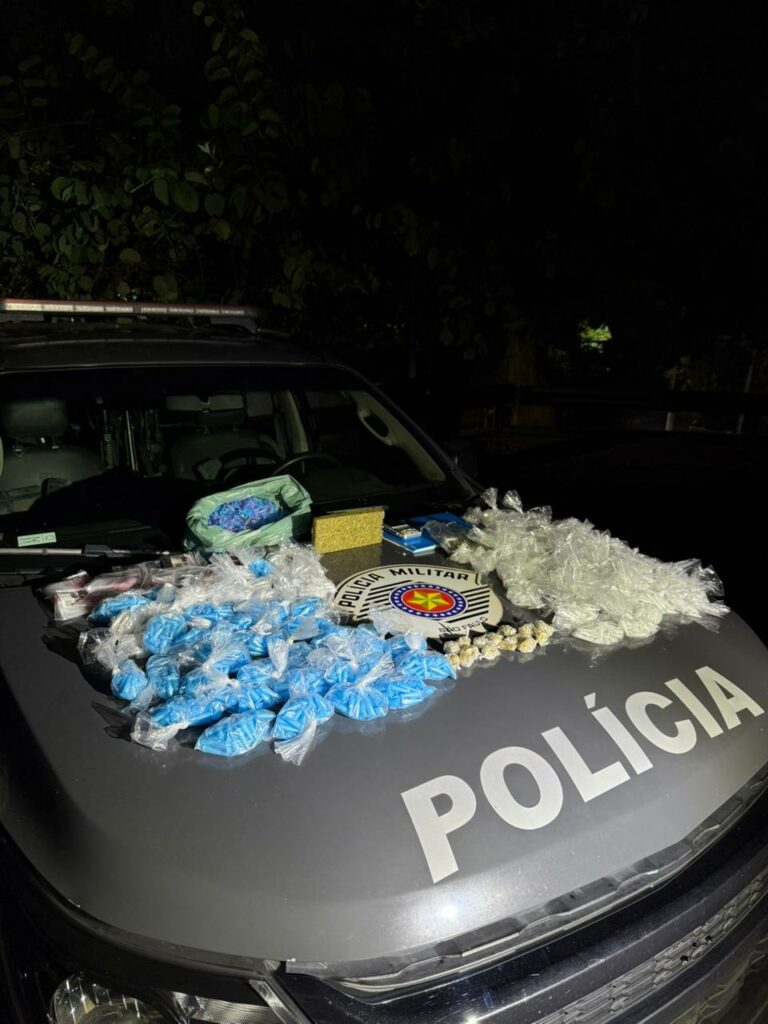 Dupla é presa com mais de 3 kg de drogas em Aparecida