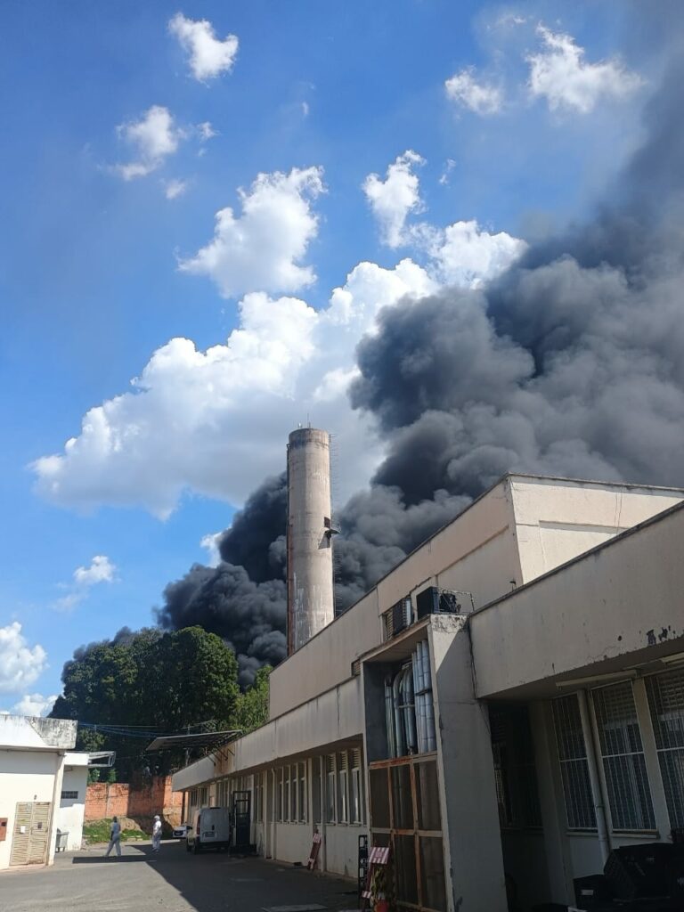 VÍDEO: fogo assusta populares ao lado do Hospital Ouro Verde